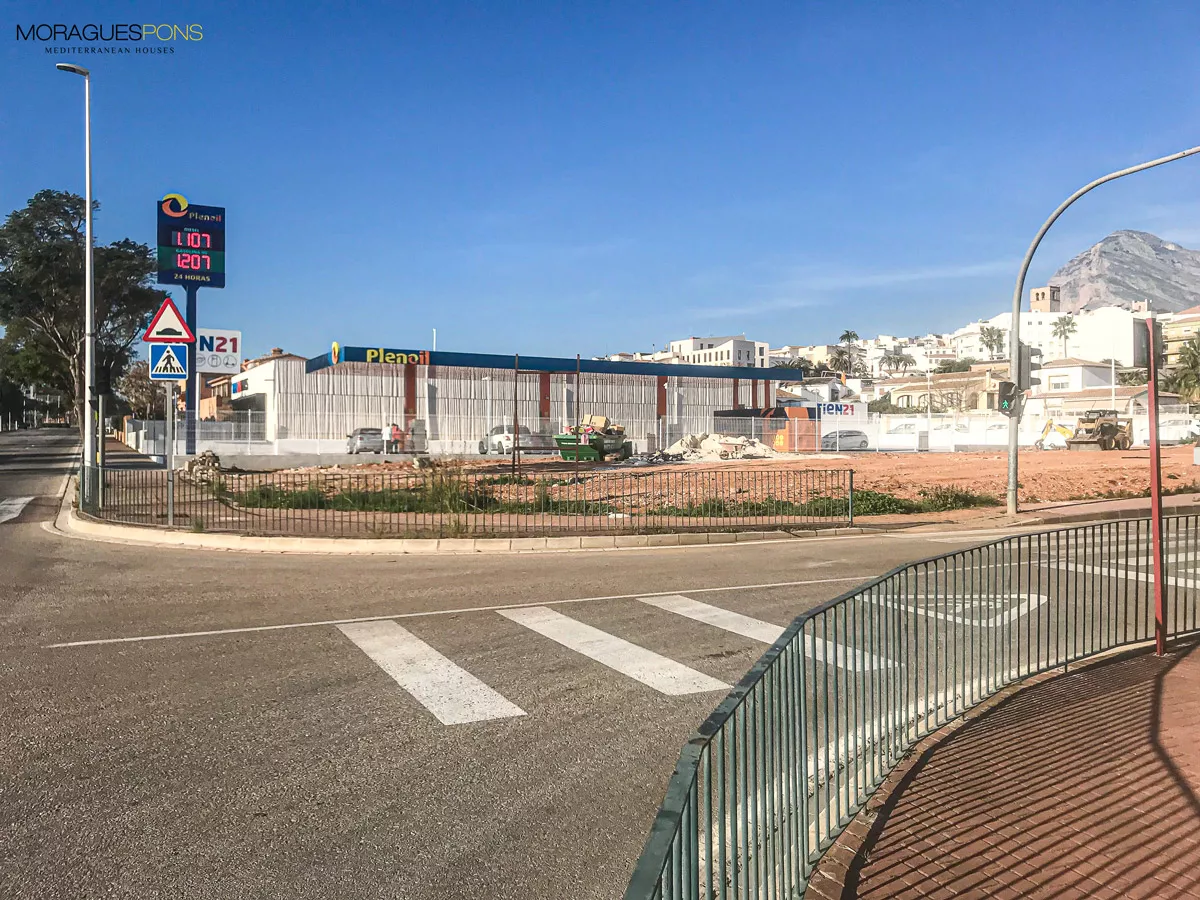 Se vende parcela en la principal arteria de Jávea - 1/2