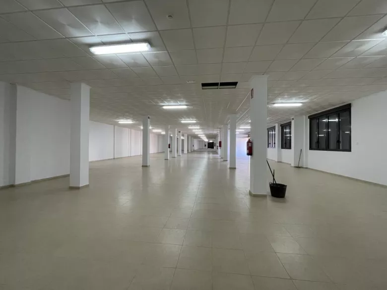 Se alquila local comercial en Gata de Gorgos