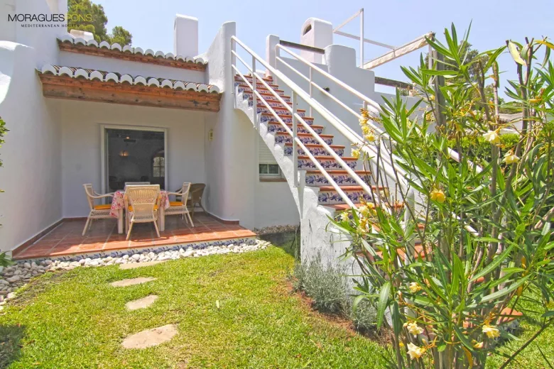 La jolie fille à mes yeux, toujours bien habillée. - 1/26