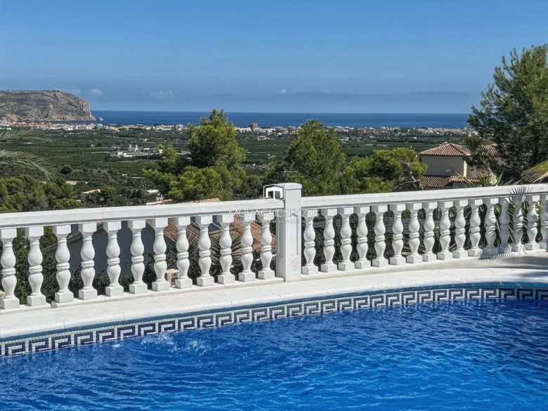 Villa renovada con vistas al mar en Jávea - 1/20