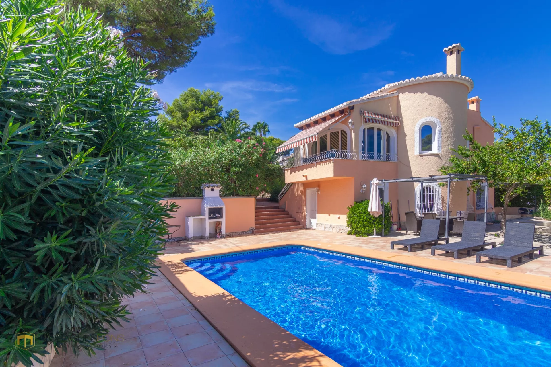 Villa con jardín y piscina en Jávea - 1/29