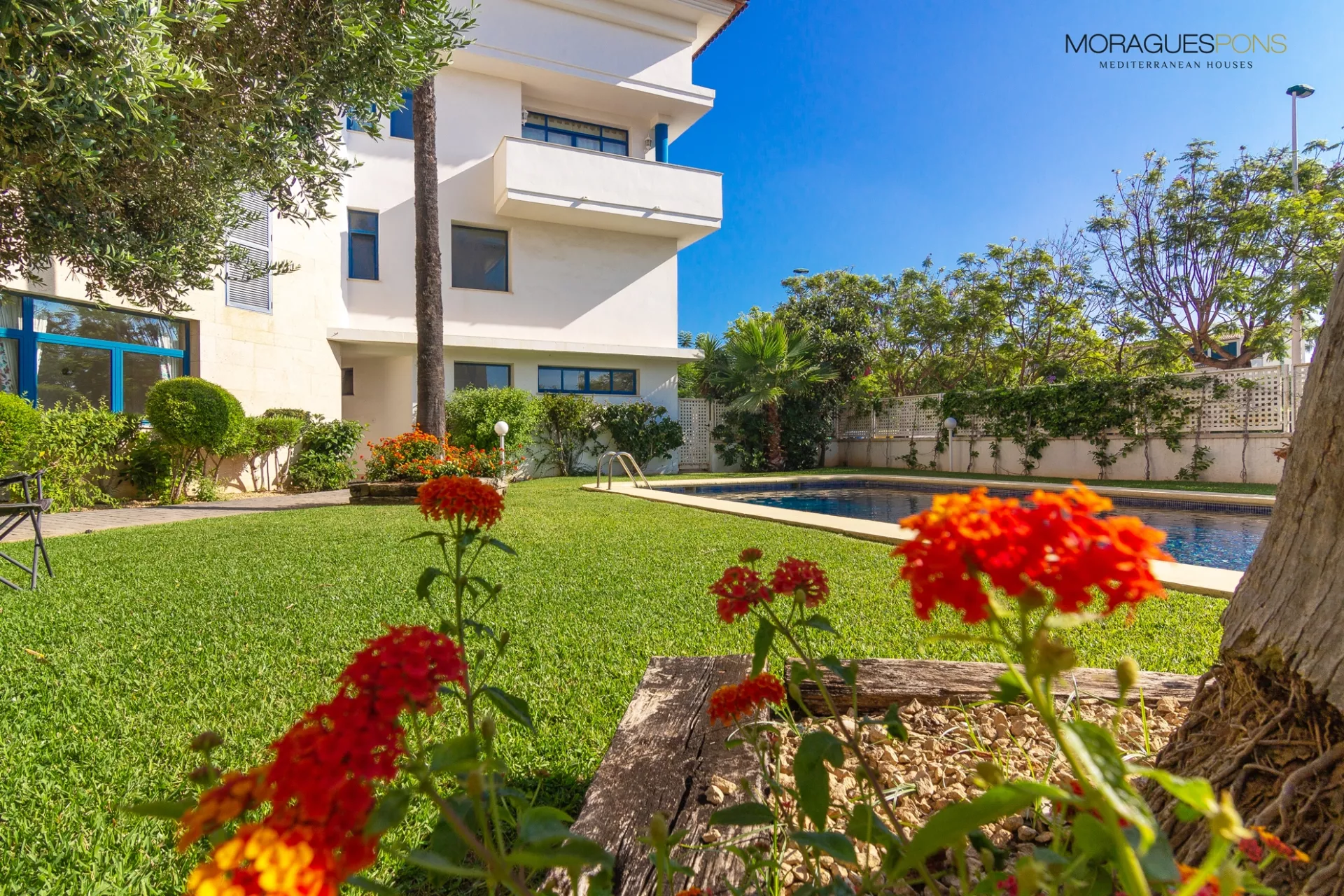 A home a few meters from the sea