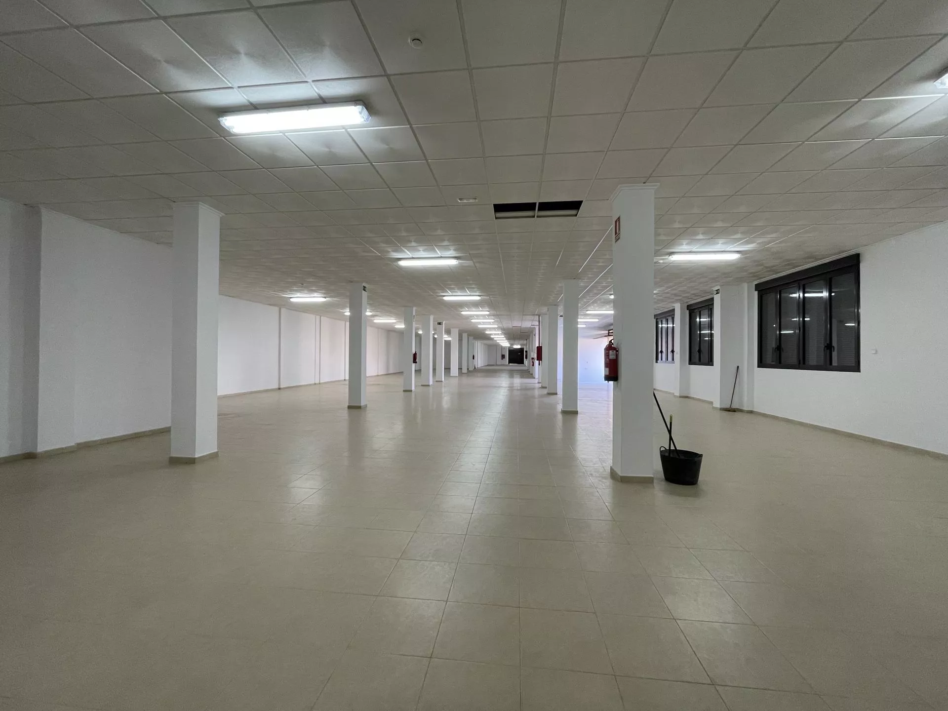 Se alquila local comercial en Gata de Gorgos