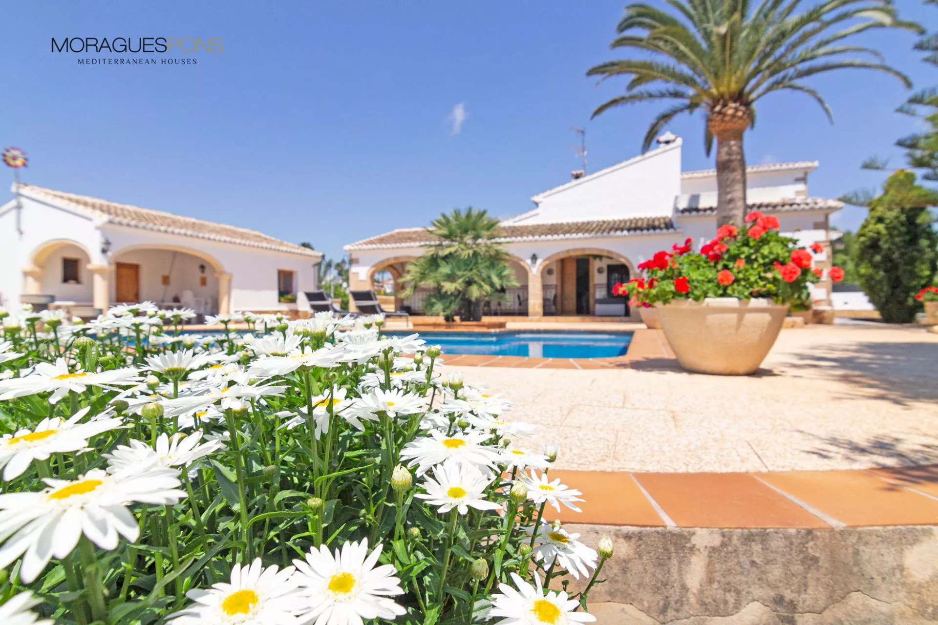 Beautiful villa at the outskirts of the old town of Javea - 1/33