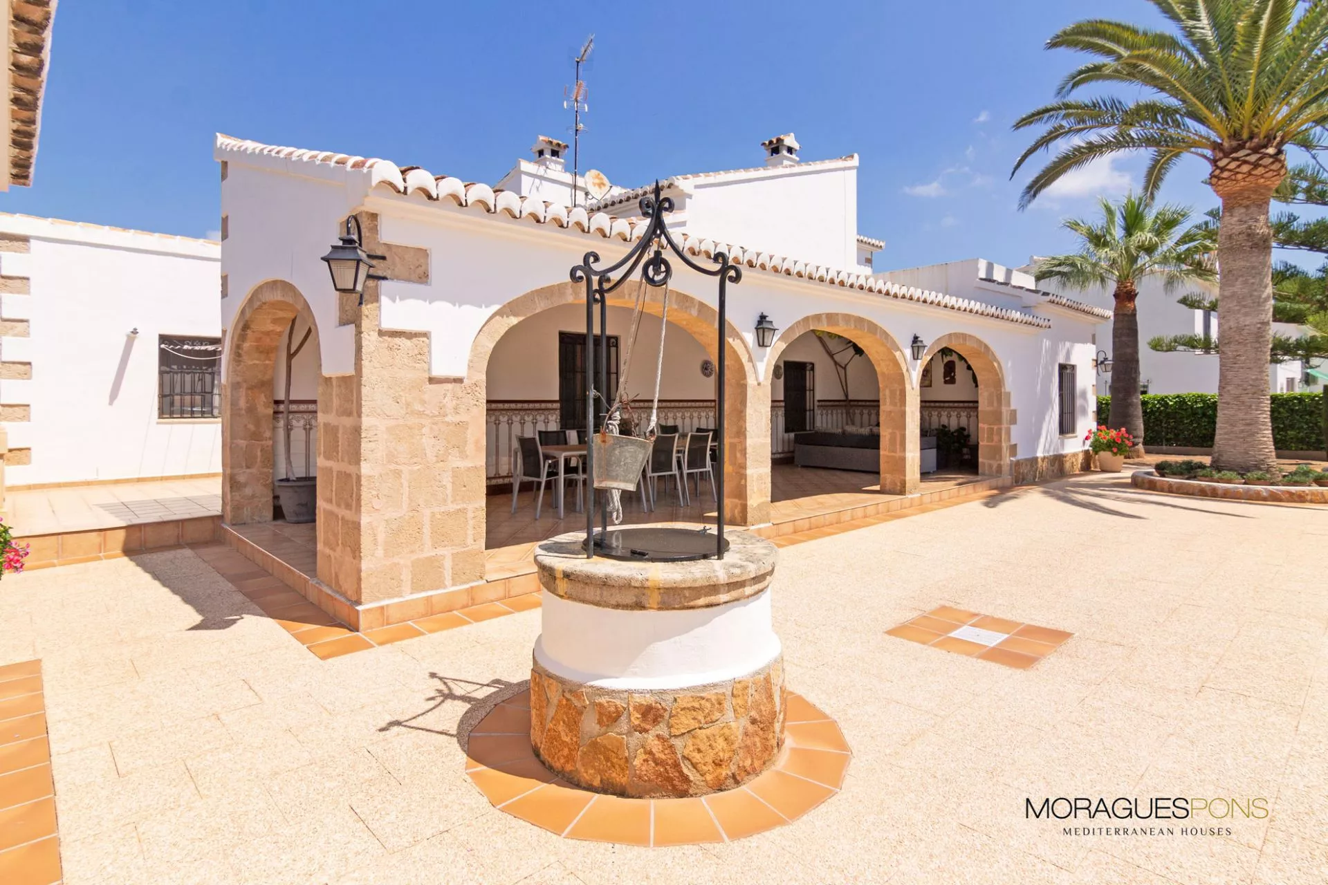 Beautiful villa at the outskirts of the old town of Javea - 2/33