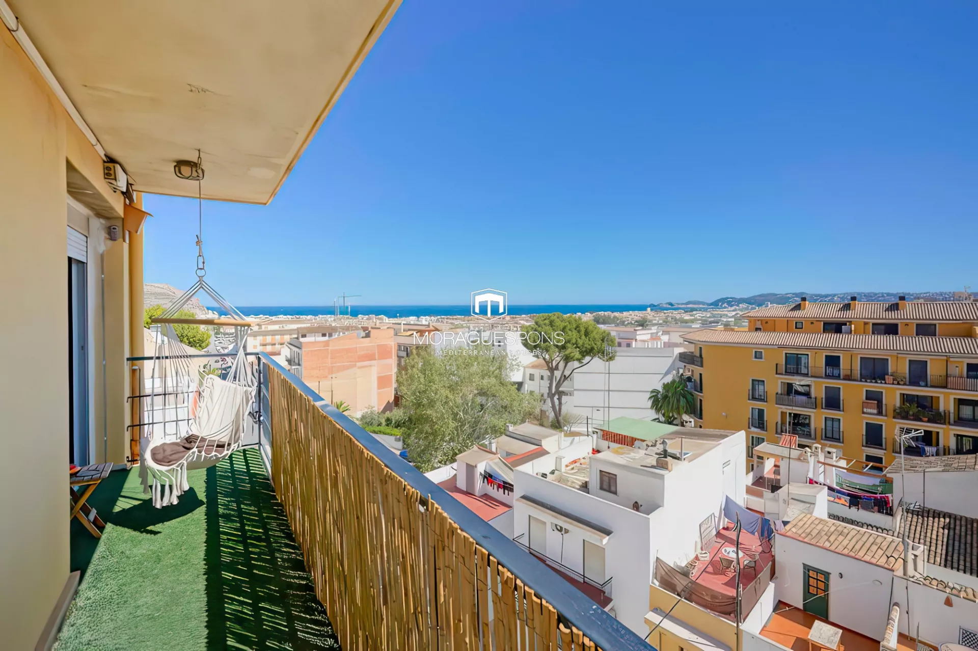 Top-floor apartment with panoramic sea views in the heart of Jávea! - 1/23