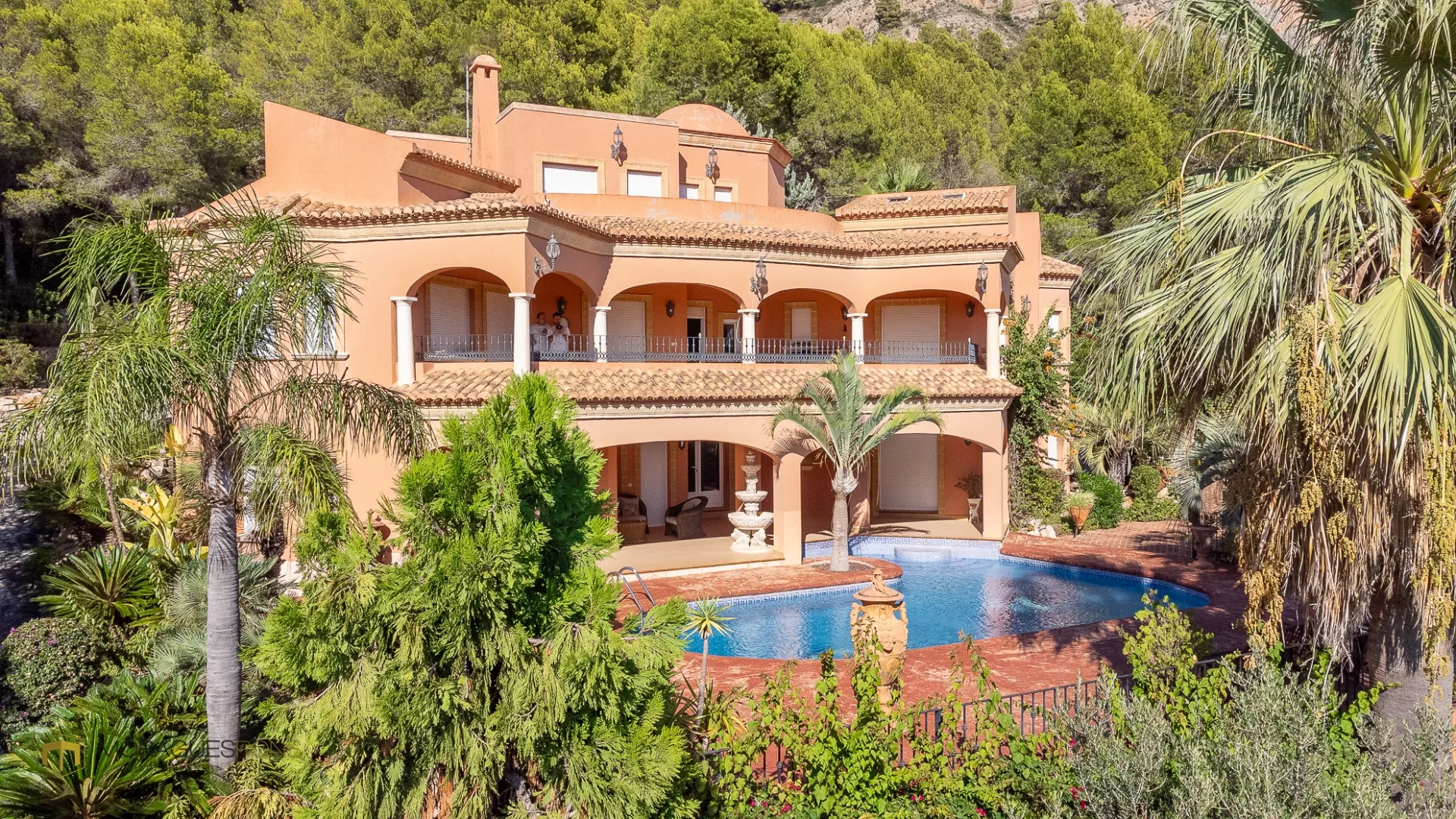 Villa with large plot and open views in Jávea. - 1/33