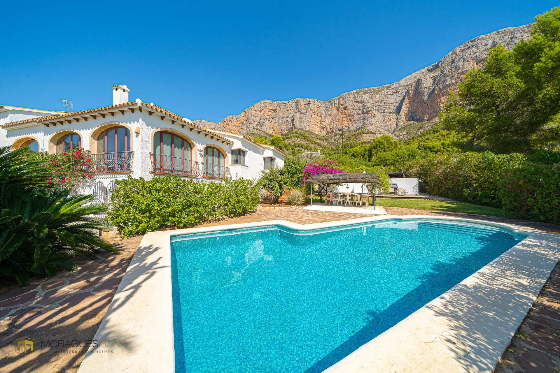 Renovated villa with views of the Montgó - 1/38