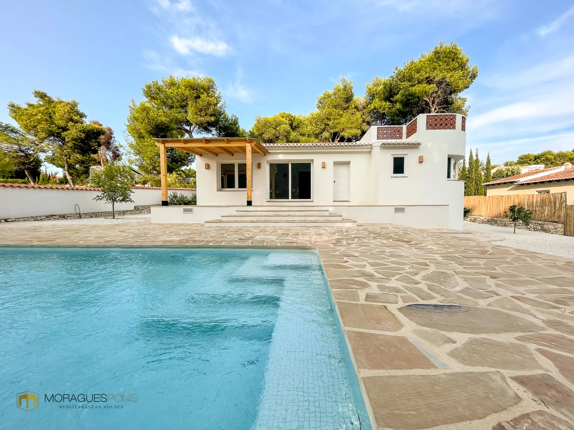 Completely refurbished villa with pool in Jávea - 1/26