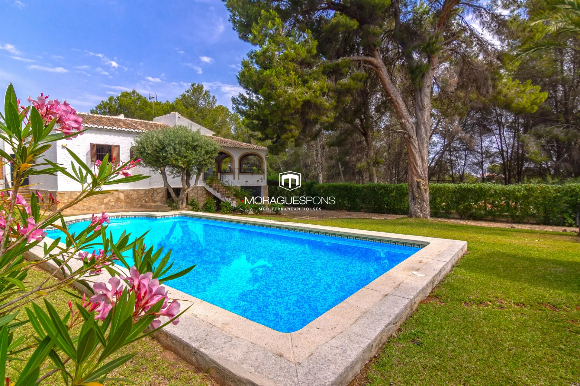 Villa for sale near the Arenal Beach in Jávea - 1/45