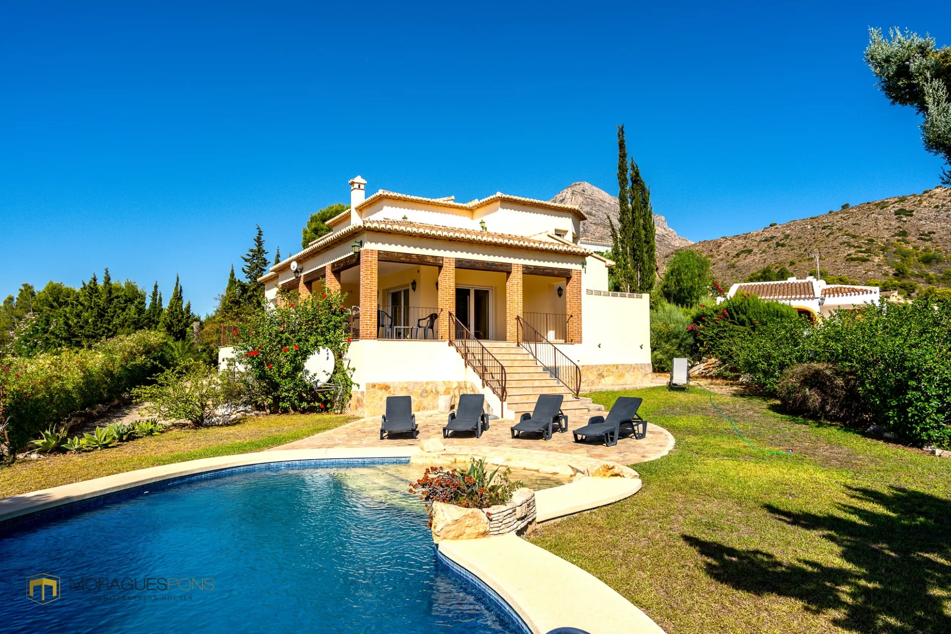 Villa with swimming pool next to the town centre of Jávea - 1/27