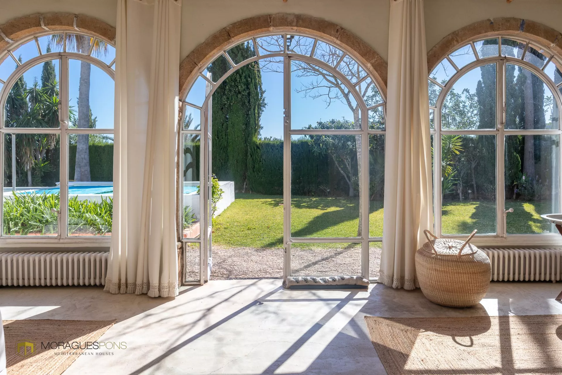 Se alquila villa con jardín y piscina - 5/28
