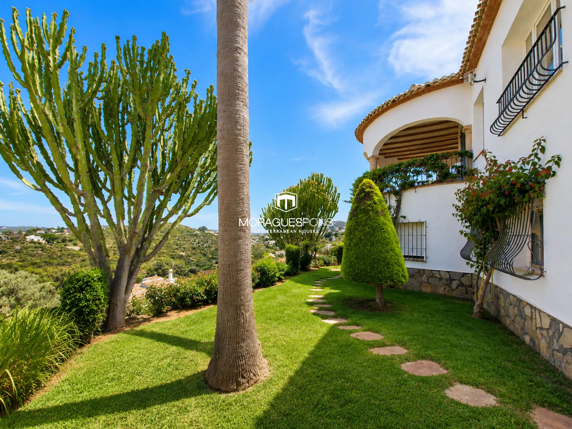 Mediterranean villa with sea views and green area in Jávea - 5/54
