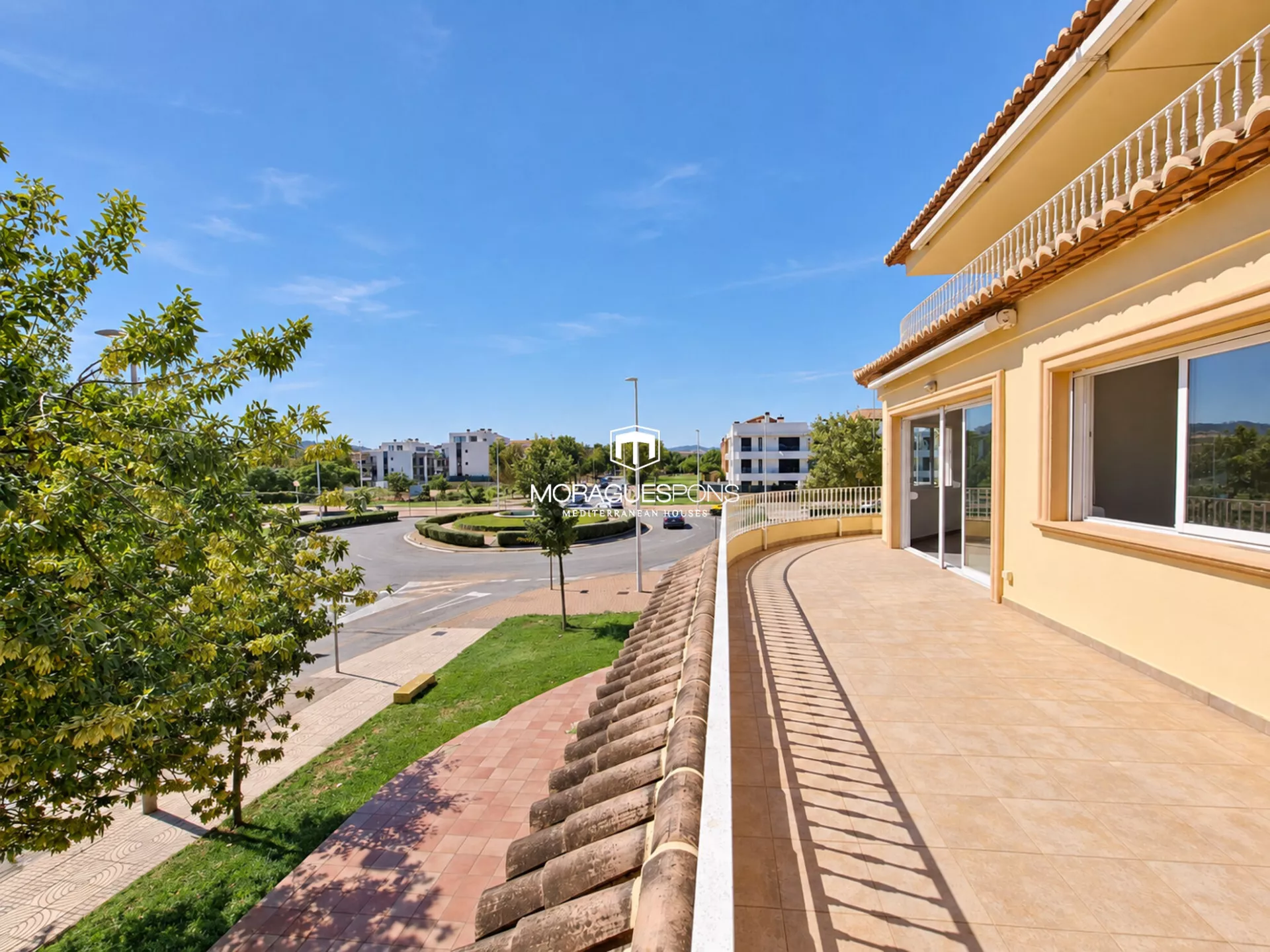 Life in Jávea Port, with a terrace to enjoy it from - 1/19