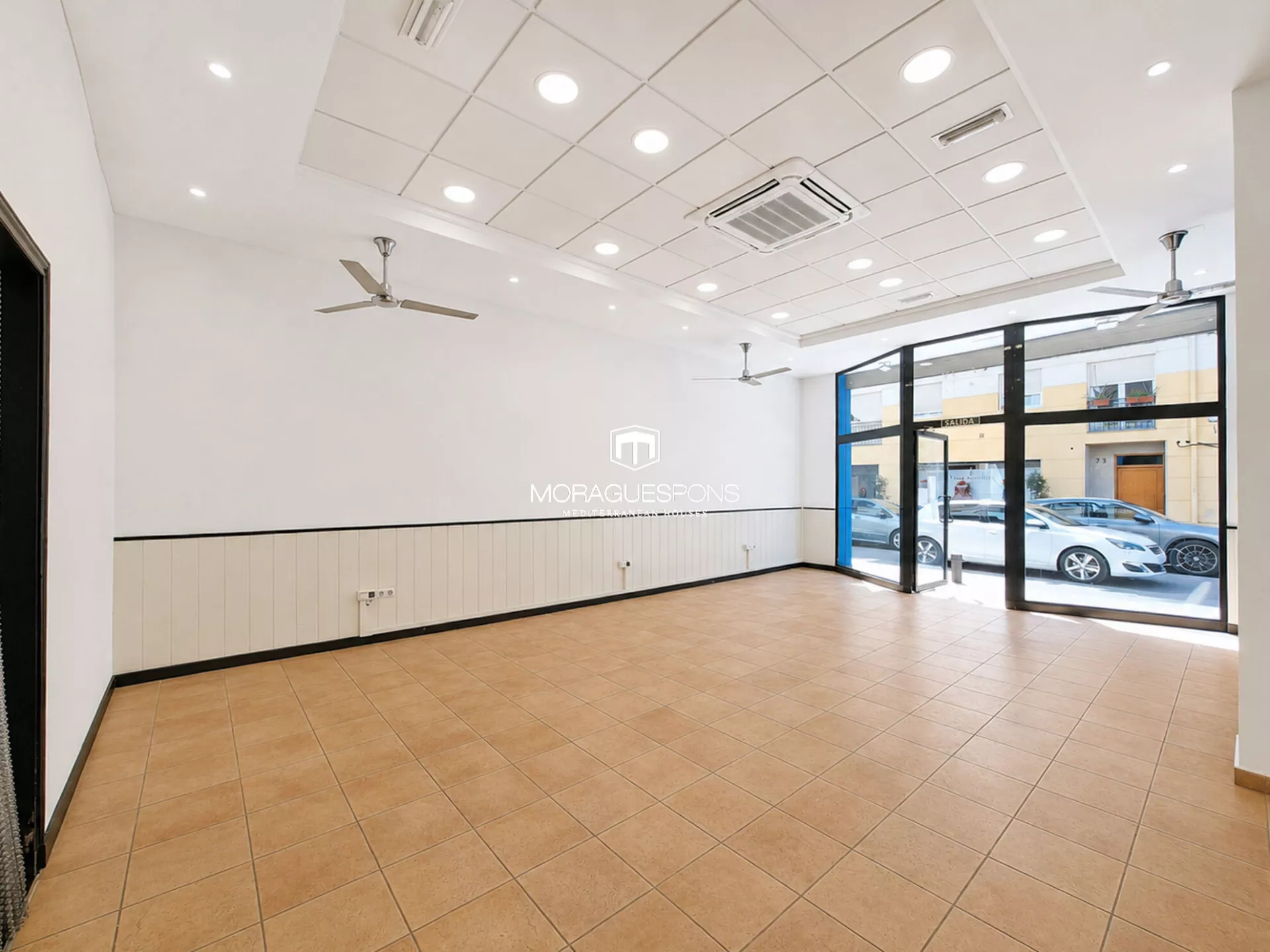 Commercial premises with excellent visibility in the Port of Jávea - 5/13